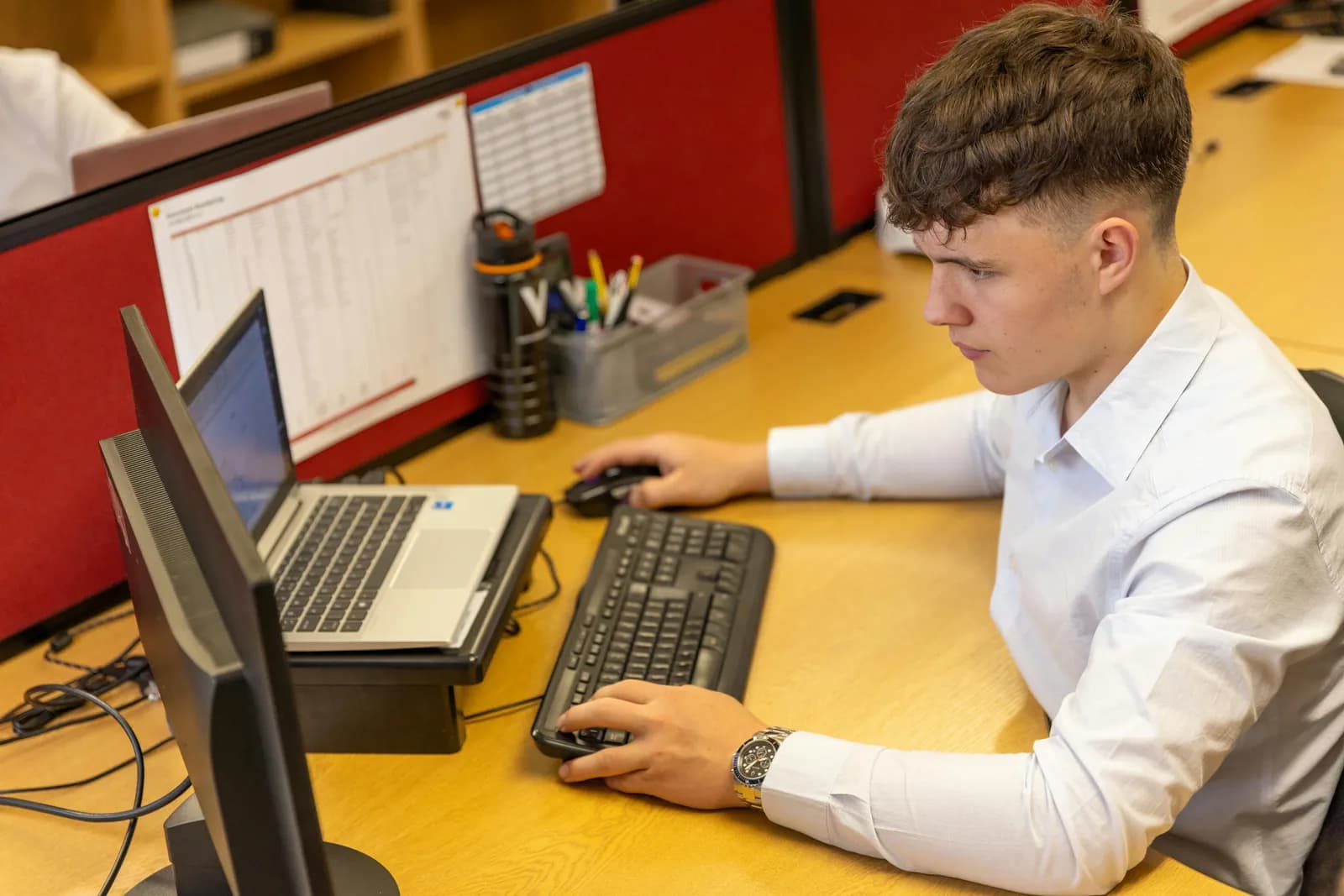 Dicht gefüllter Kalender neben Laptop und Kopfhörern