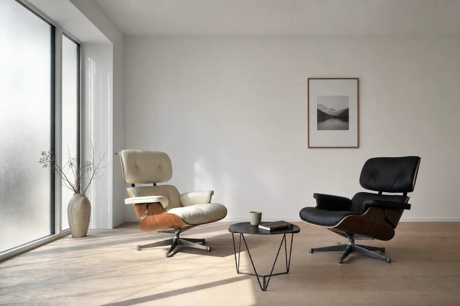 Minimalistisches Coaching-Studio mit zwei Eames-Sesseln und weichem Nachmittagslicht.